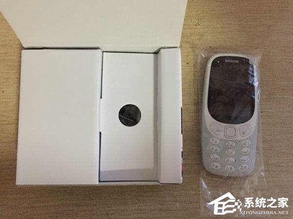 诺基亚3310复刻版灰色开箱上手测评：怀旧经典回归