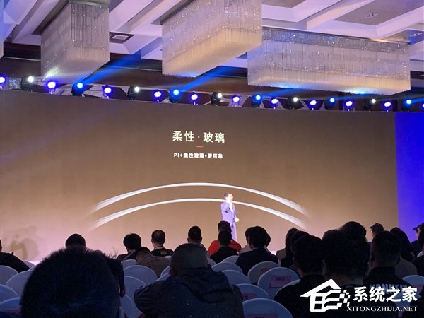 可穿戴手机努比亚 α在京亮相