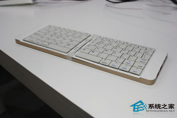 这样也行?Win10迷你PC安装在了折叠键盘上!