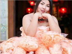 泰国美眉袭一身“虾味”礼服，你值得拥有
