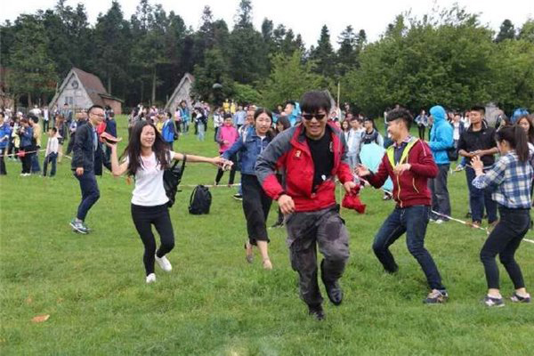 2000名大学生“西瓜大战”砸光一吨西瓜：为减压
