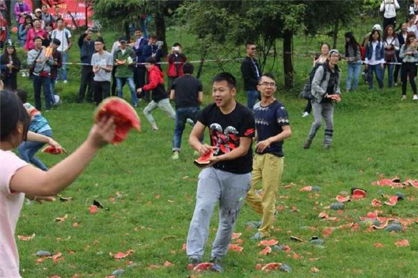 2000名大学生“西瓜大战”砸光一吨西瓜：为减压