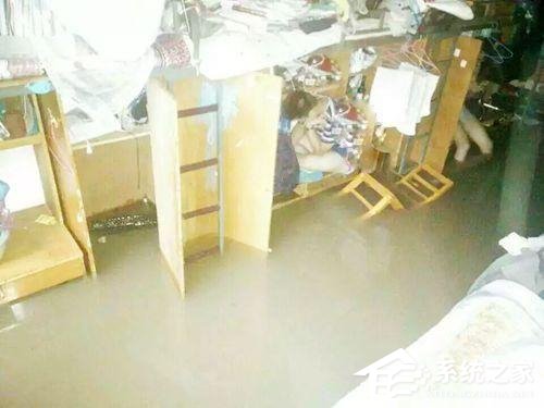 武汉学霸不顾大水蹲在宿舍椅子上复习，网友表示佩服