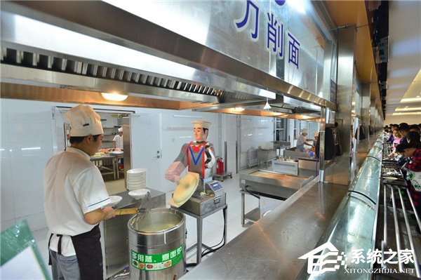 智能刀削面机器人亮相高校食堂  吸引新生和家长尝鲜
