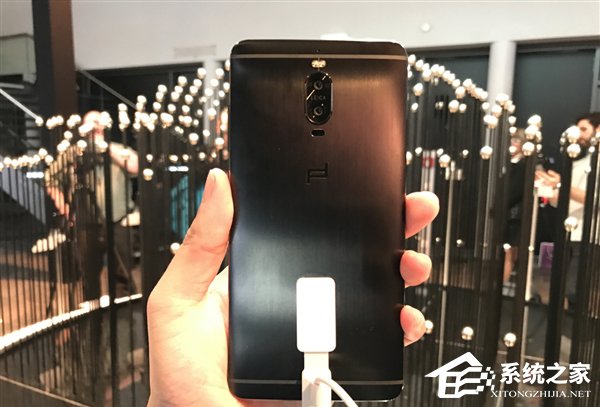 华为Mate9真机展示：金属拉丝超级亮眼