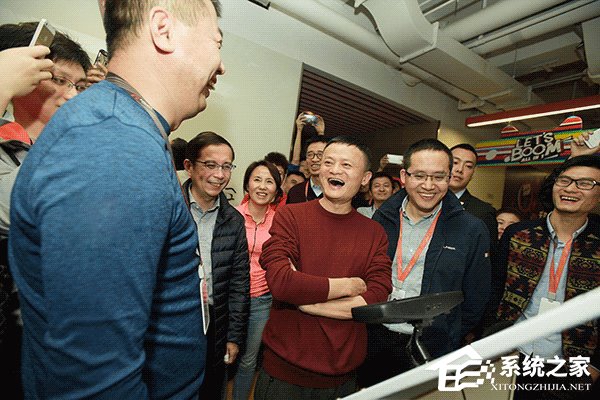 马云探班双11筹备现场：图个开心/注意休息