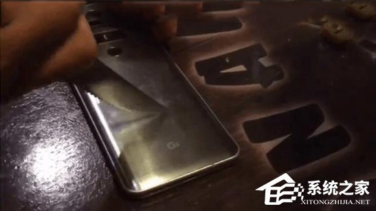 LG G6背部面板小刀划刮测试：没有半分损耗
