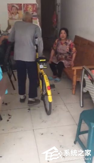 停我家门口就是我的！老大爷强抢他人解锁的共享单车