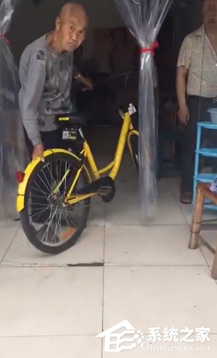停我家门口就是我的！老大爷强抢他人解锁的共享单车