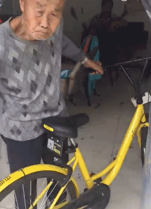 停我家门口就是我的！老大爷强抢他人解锁的共享单车