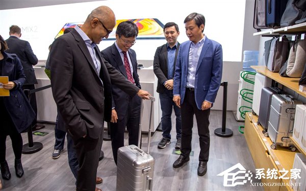 雷军全程陪同！微软CEO纳德拉参观北京小米之家旗舰店