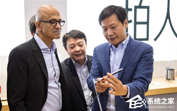 雷军全程陪同！微软CEO纳德拉参观北京小米之家旗舰店