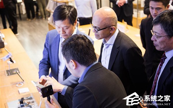 雷军全程陪同！微软CEO纳德拉参观北京小米之家旗舰店