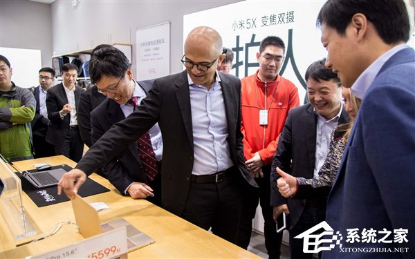 雷军全程陪同！微软CEO纳德拉参观北京小米之家旗舰店