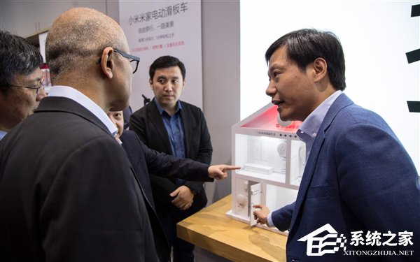 雷军全程陪同！微软CEO纳德拉参观北京小米之家旗舰店