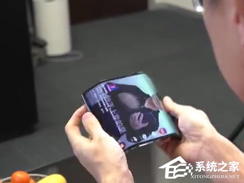 攻克四大技术难关！林斌上手小米双折叠手机