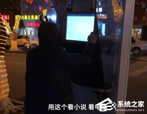 网曝重庆一男子魔改路边电话亭打游戏