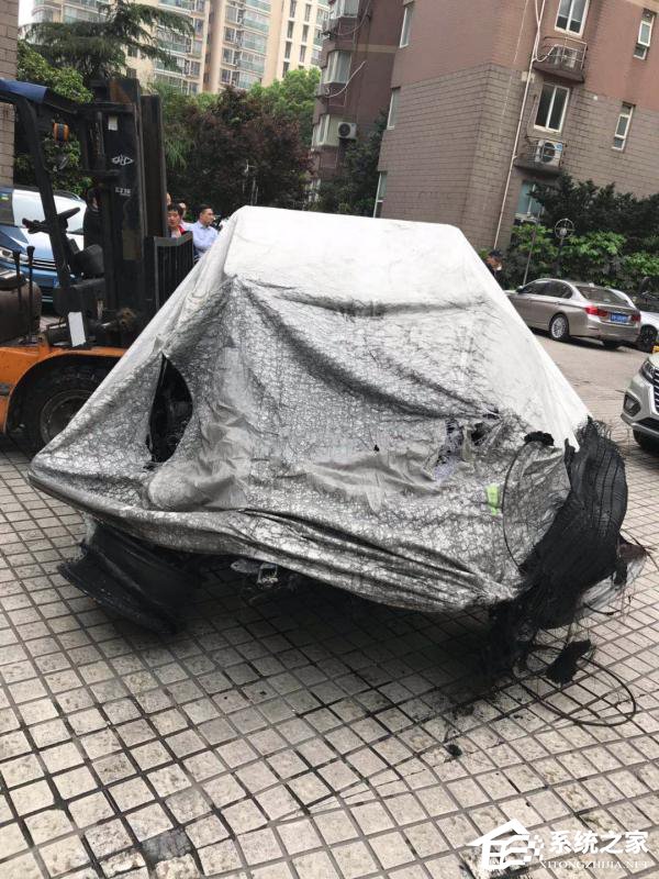 网曝自燃轿车被送到特斯拉体验中心待检