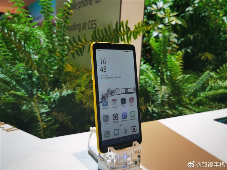 海信展示全球首款彩色水墨屏阅读手机