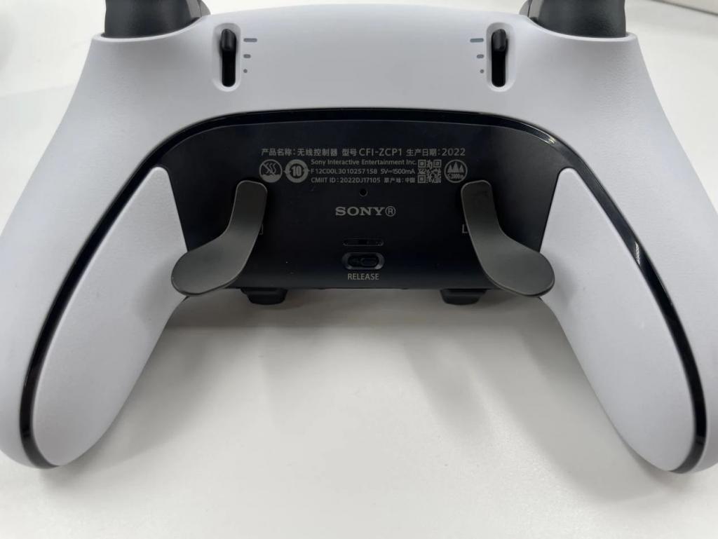 PS5精英手柄开箱:与DualSense手柄外形