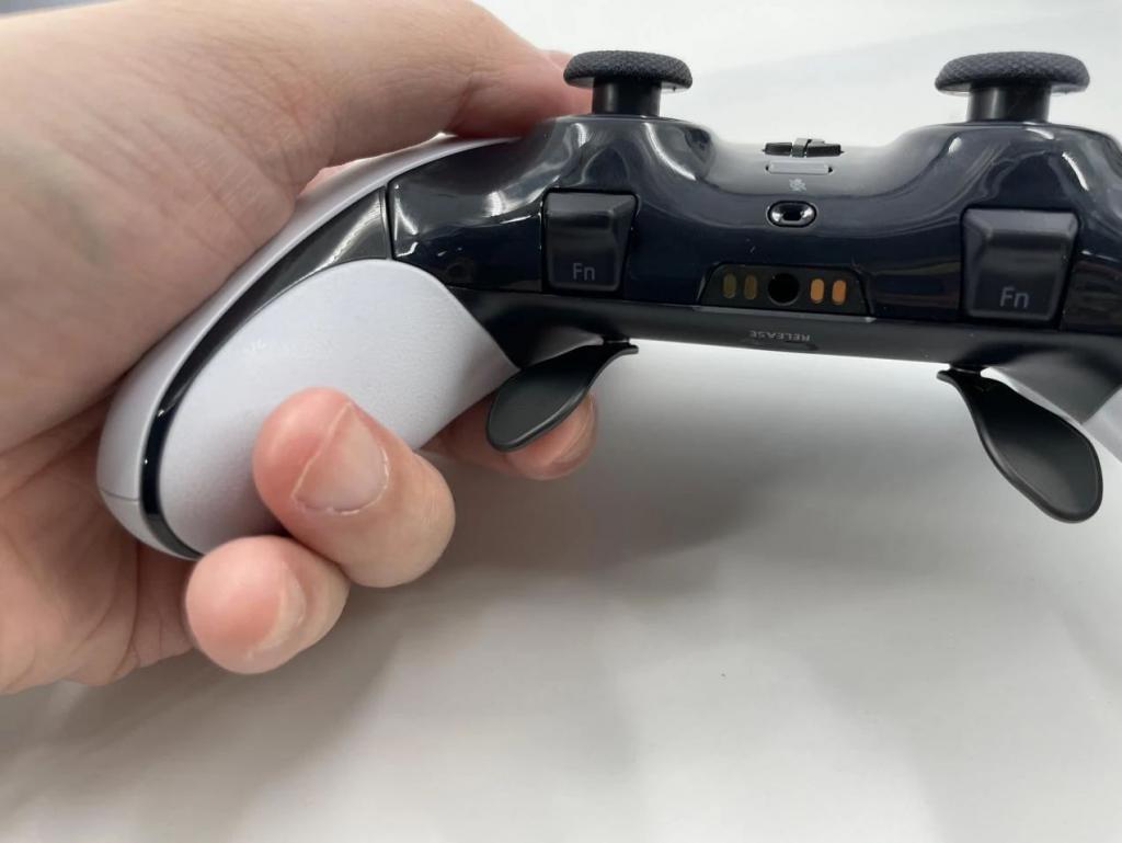 PS5精英手柄开箱:与DualSense手柄外形