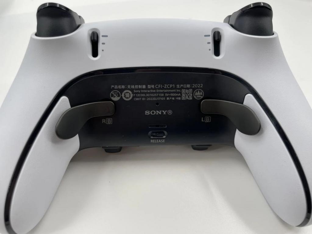 PS5精英手柄开箱:与DualSense手柄外形