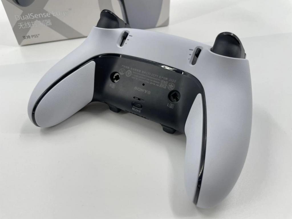 PS5精英手柄开箱:与DualSense手柄外形