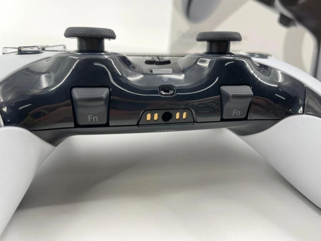 PS5精英手柄开箱:与DualSense手柄外形