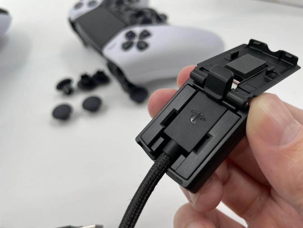 PS5精英手柄开箱:与DualSense手柄外形