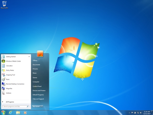 为何早期版本 Win7 系统用纯色桌面背景