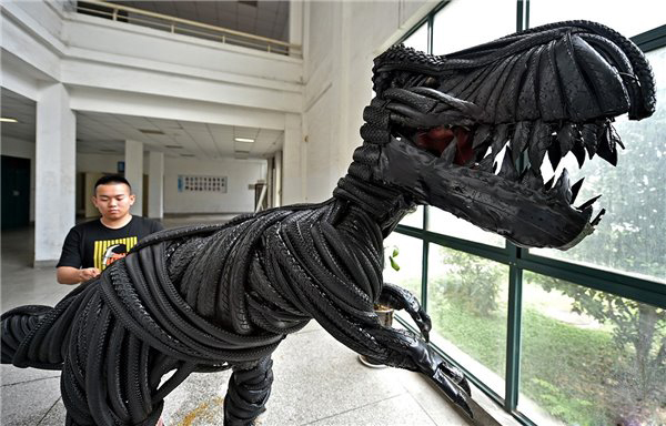 大学生团队用600条废弃轮胎制霸王“恐龙”