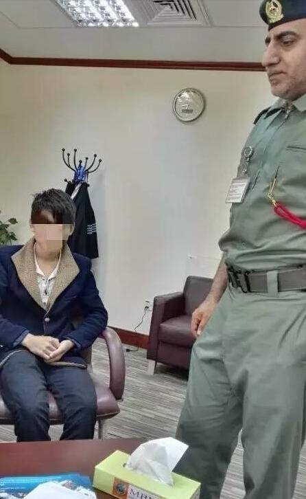少年潜入飞机偷渡去迪拜：当乞丐一月挣47万？