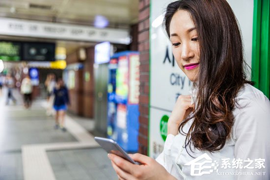 为提醒低头族路上玩手机 首尔将增设交通标识
