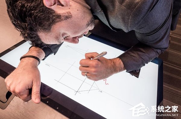 微软Surface Studio一体机解锁新姿势：趴着照样玩