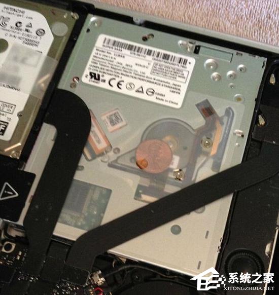 苹果MacBook内暗藏硬币 是谁放进去的？