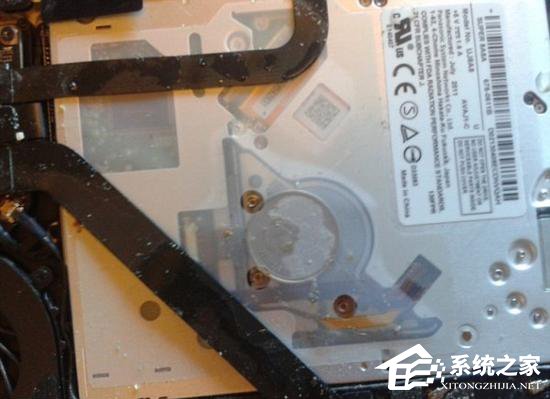 苹果MacBook内暗藏硬币 是谁放进去的？