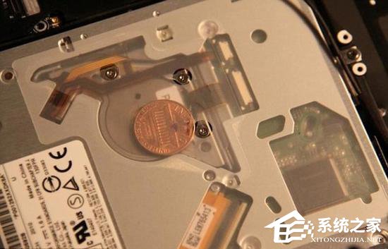 苹果MacBook内暗藏硬币 是谁放进去的？