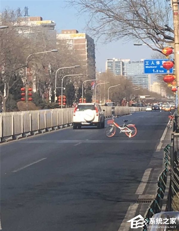 共享单车被横放马路中间：险酿交通事故