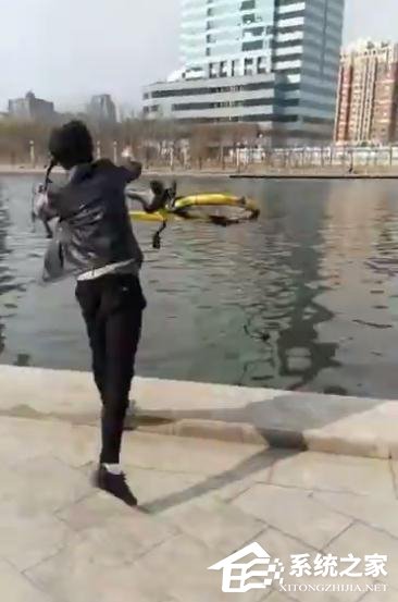 男主播直播将小黄车丢下河，还一度笑逐颜开