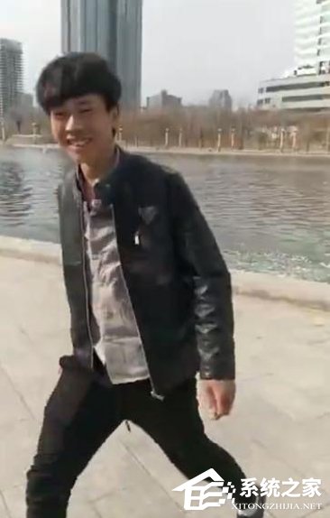 男主播直播将小黄车丢下河，还一度笑逐颜开