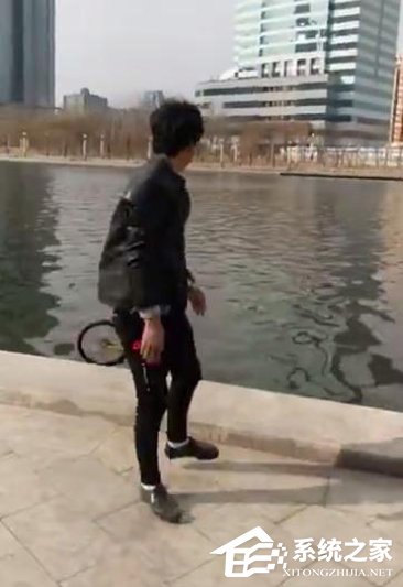 男主播直播将小黄车丢下河，还一度笑逐颜开
