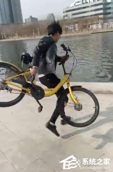 男主播直播将小黄车丢下河，还一度笑逐颜开