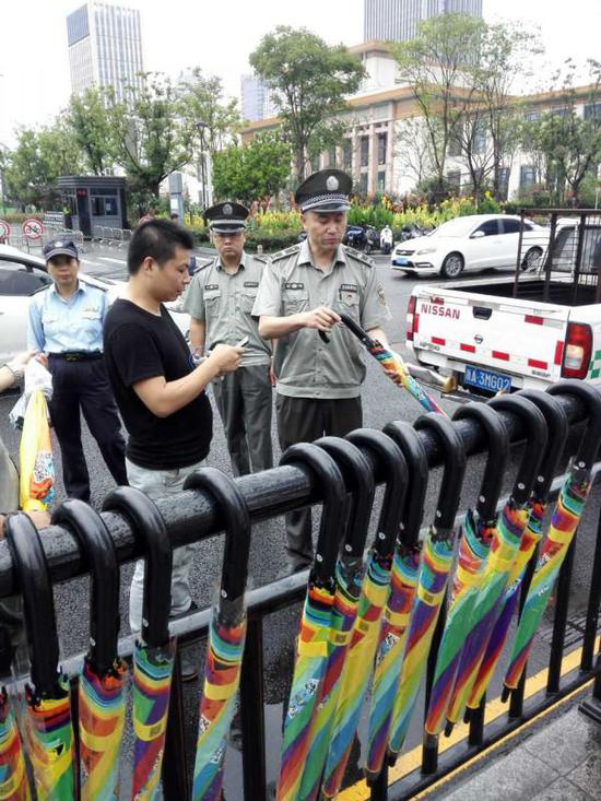 杭州现“共享雨伞”，首日即被城管收走