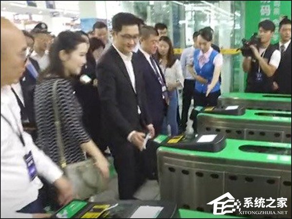 马化腾体验深圳地铁“扫码过闸”功能