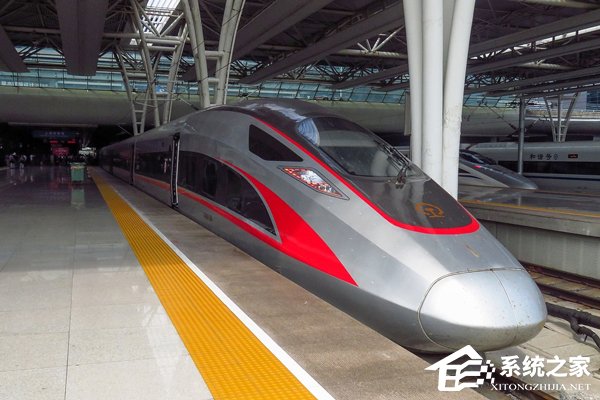 网曝复兴号与和谐号高铁互相“飙车”